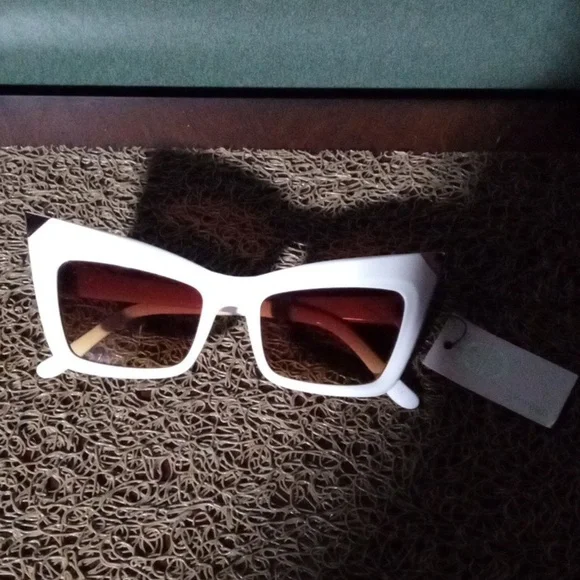 Bargain Bundle of Six Pair of Sunglasses - Picture 4 of 9